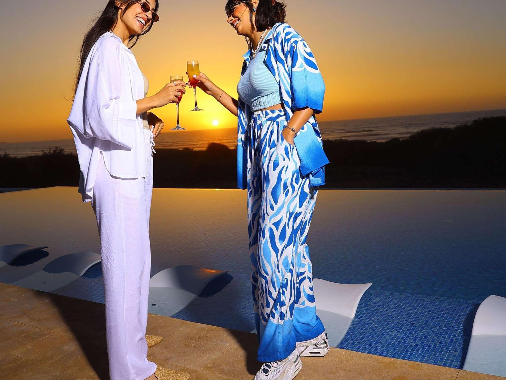 Pullman Mazagan Royal Golf & Spa Эль-Джадида Экстерьер фото Two women wearing kaftans