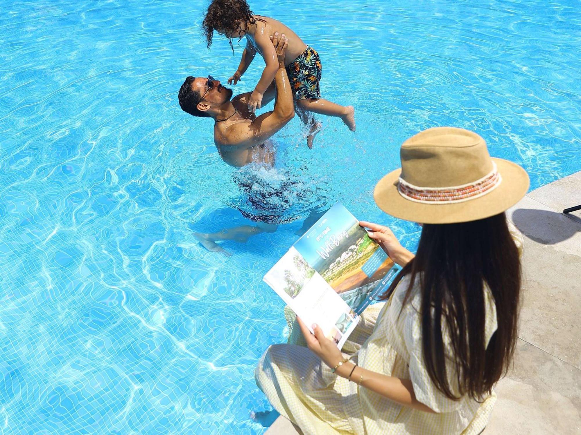 Pullman Mazagan Royal Golf & Spa Эль-Джадида Экстерьер фото Family at a pool