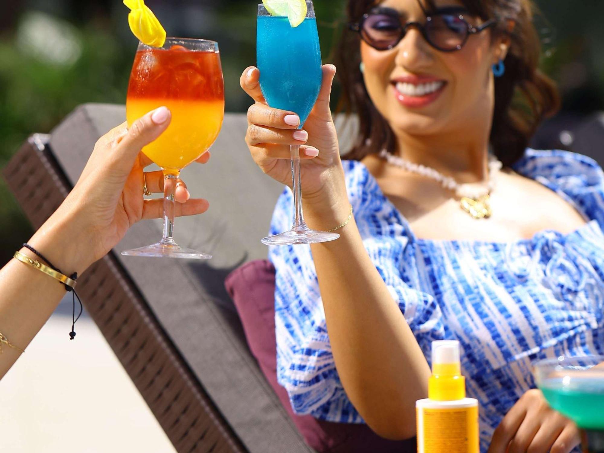 Pullman Mazagan Royal Golf & Spa Эль-Джадида Экстерьер фото A woman drinking cocktails